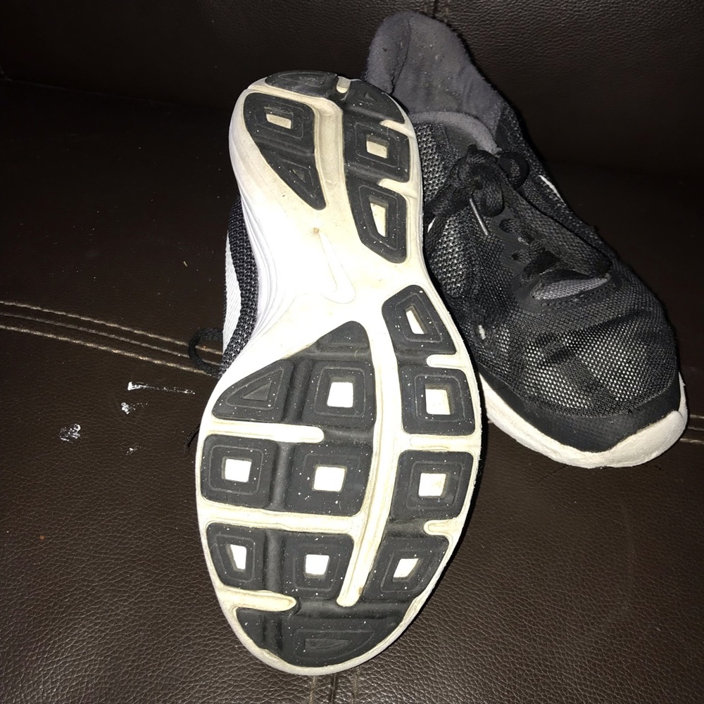 BLACK NIKE RUNNING SHOES - Picture 4 of 4